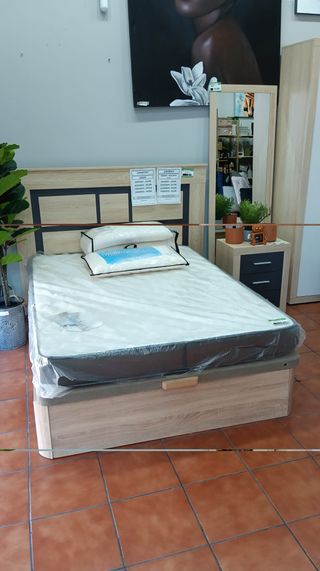 Canapé y colchón beige y marrón