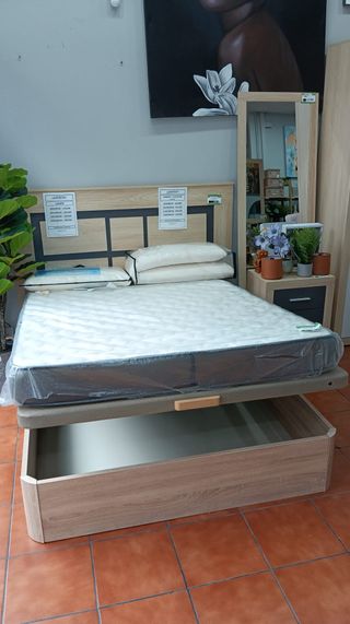 Canapé y colchón beige y marrón