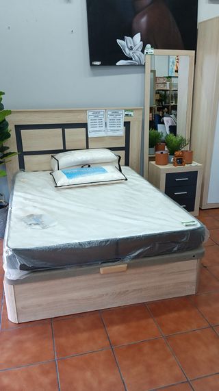 Canapé y colchón beige y marrón