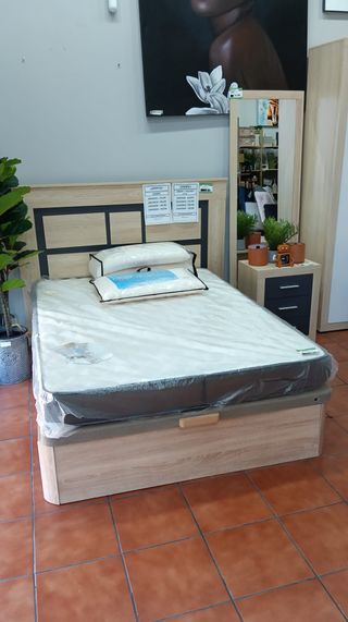 Canapé y colchón beige y marrón