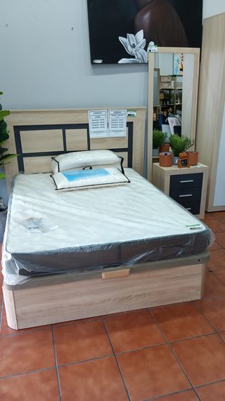 Canapé y colchón beige y marrón