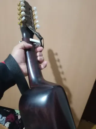 Charango de madera oscura