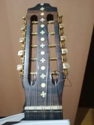 Charango de madera oscura