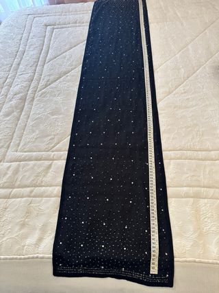 Fular negro con pedrería plateada
