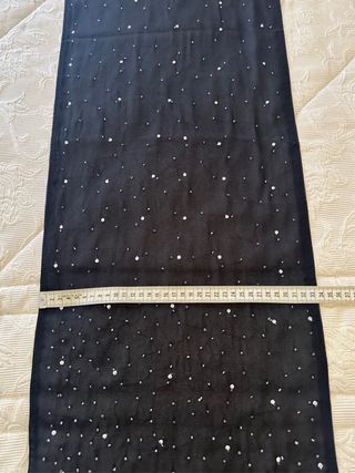 Fular negro con pedrería plateada