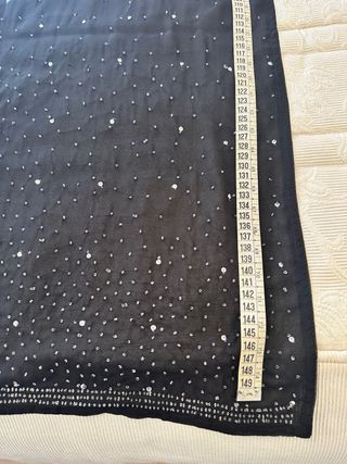 Fular negro con pedrería plateada