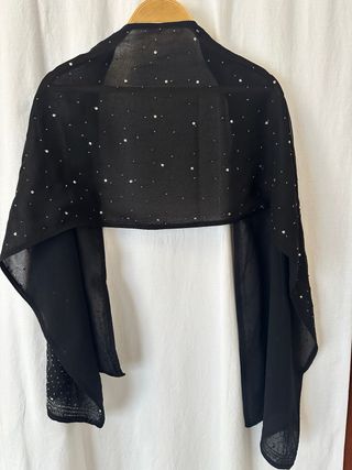 Fular negro con pedrería plateada