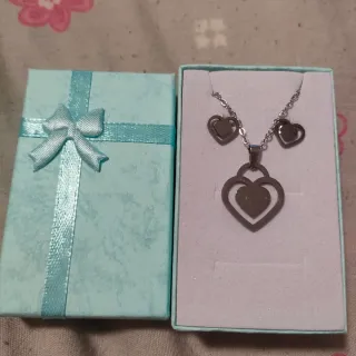 Conjunto collar y pendientes corazón acero