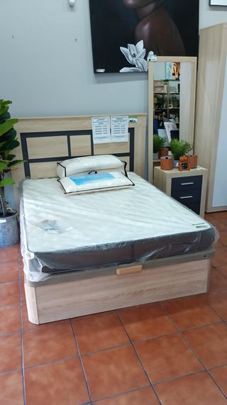 Canapé y colchón beige y marrón