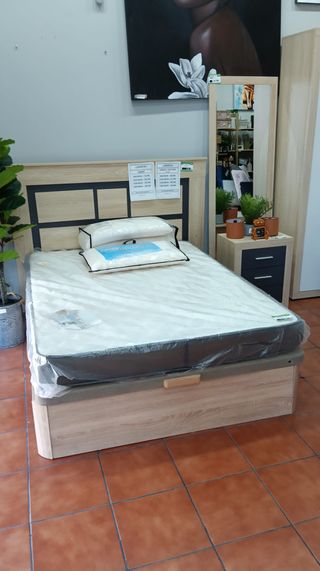 Canapé y colchón beige y marrón