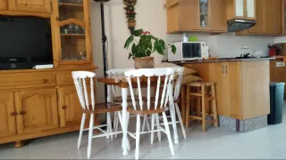 Conjunto mesa redonda y 4 sillas madera y aparador