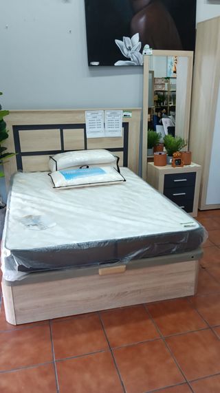 Canapé y colchón beige y marrón