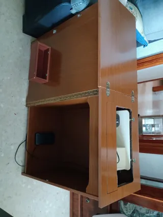 Máquina de coser con mueble de madera
