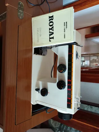 Máquina de coser con mueble de madera