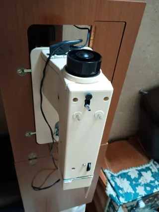 Máquina de coser con mueble de madera