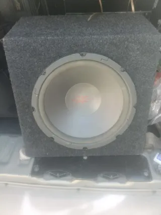 Amplificador de Coche Negro y Plateado