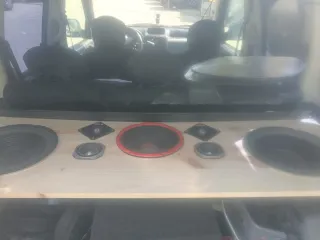 Amplificador de Coche Negro y Plateado