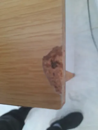 Escritorio de madera con cajones