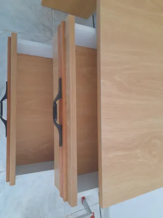 Escritorio de madera con cajones