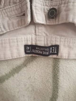 Pantalón de pana color beige.