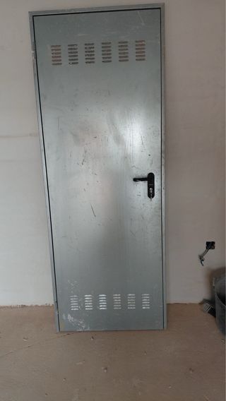 Puerta metálica