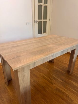 Mesa de comedor de madera en muy buen estado
