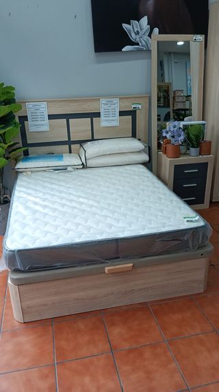 Canapé y colchón beige y marrón