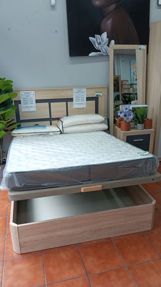 Canapé y colchón beige y marrón