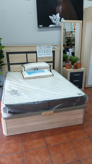 Canapé y colchón beige y marrón