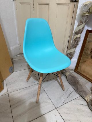 6 Sillas de plástico y madera