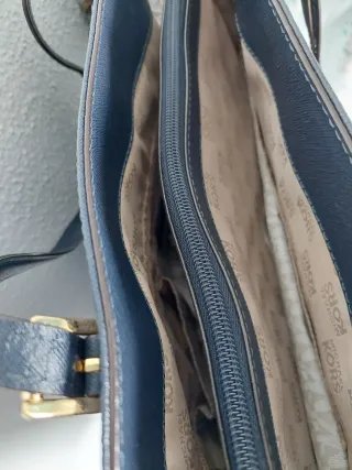 Bolso Michael Kors Azul Marino con Detalles Dorado