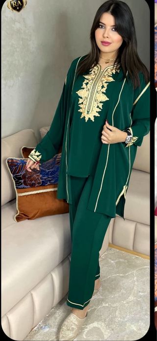 Jabador verde con bordado dorado