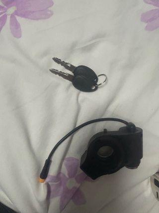 Llave con voltímetro para patinete