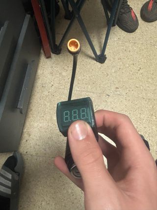 Llave con voltímetro para patinete