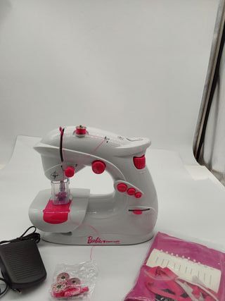 Maped Creativ Taller de Costura Barbie, Set de Manualidades Infantiles para Niños, Incluye Máquina de Coser y Materiales para 4