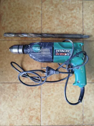 Taladro Hitachi DV 20VR con broca
