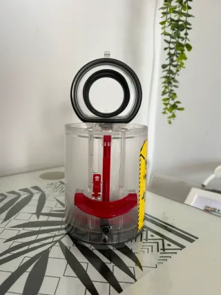 Aspiradora Dyson V10 contenedor pequeño