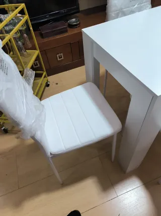 Mesa blanca y 6 sillas