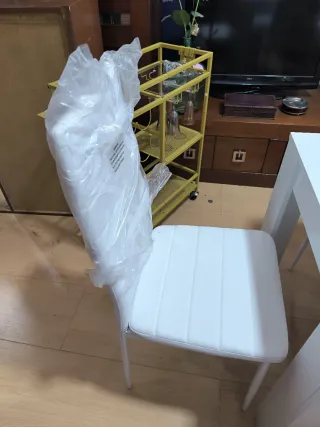 Mesa blanca y 6 sillas