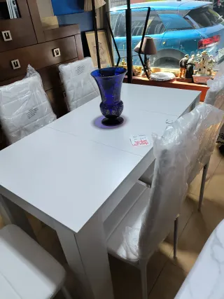 Mesa blanca y 6 sillas
