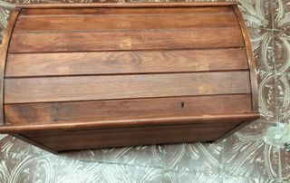 Baúl de madera con tapa curva