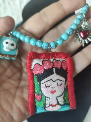Collar con Frida Kahlo (hecha a mano)