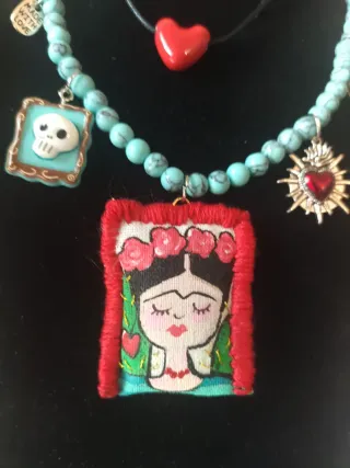 Collar con Frida Kahlo (hecha a mano)