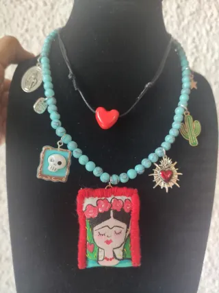 Collar con Frida Kahlo (hecha a mano)