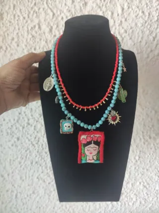Collar con Frida Kahlo (hecha a mano)