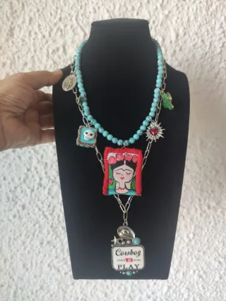 Collar con Frida Kahlo (hecha a mano)