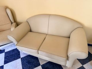 Sofá piel beige Chester y butacas a juego