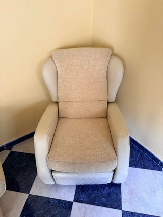 Sofá piel beige Chester y butacas a juego