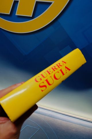 Libro en tapa dura, guerra sucia de Álvaro Baeza L.