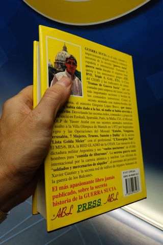 Libro en tapa dura, guerra sucia de Álvaro Baeza L.